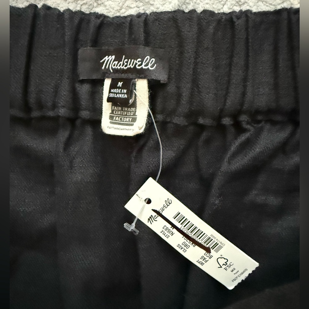 Clean Pull-On Shorts in Linen-Cotton - Picture 10 of 11